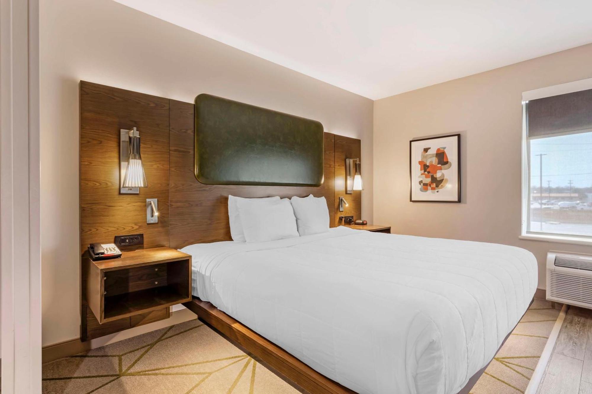 Best Western Plus Riata Brownwood Exterior photo