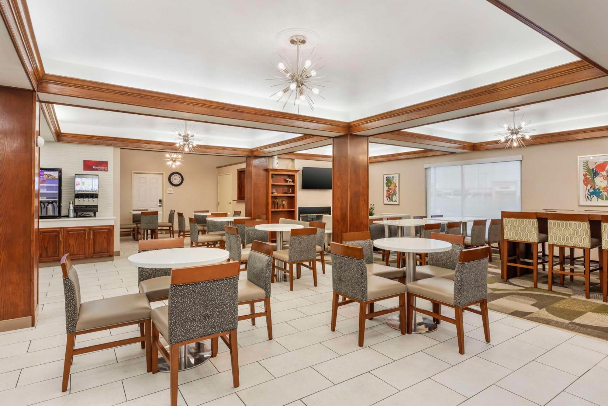 Best Western Plus Riata Brownwood Exterior photo